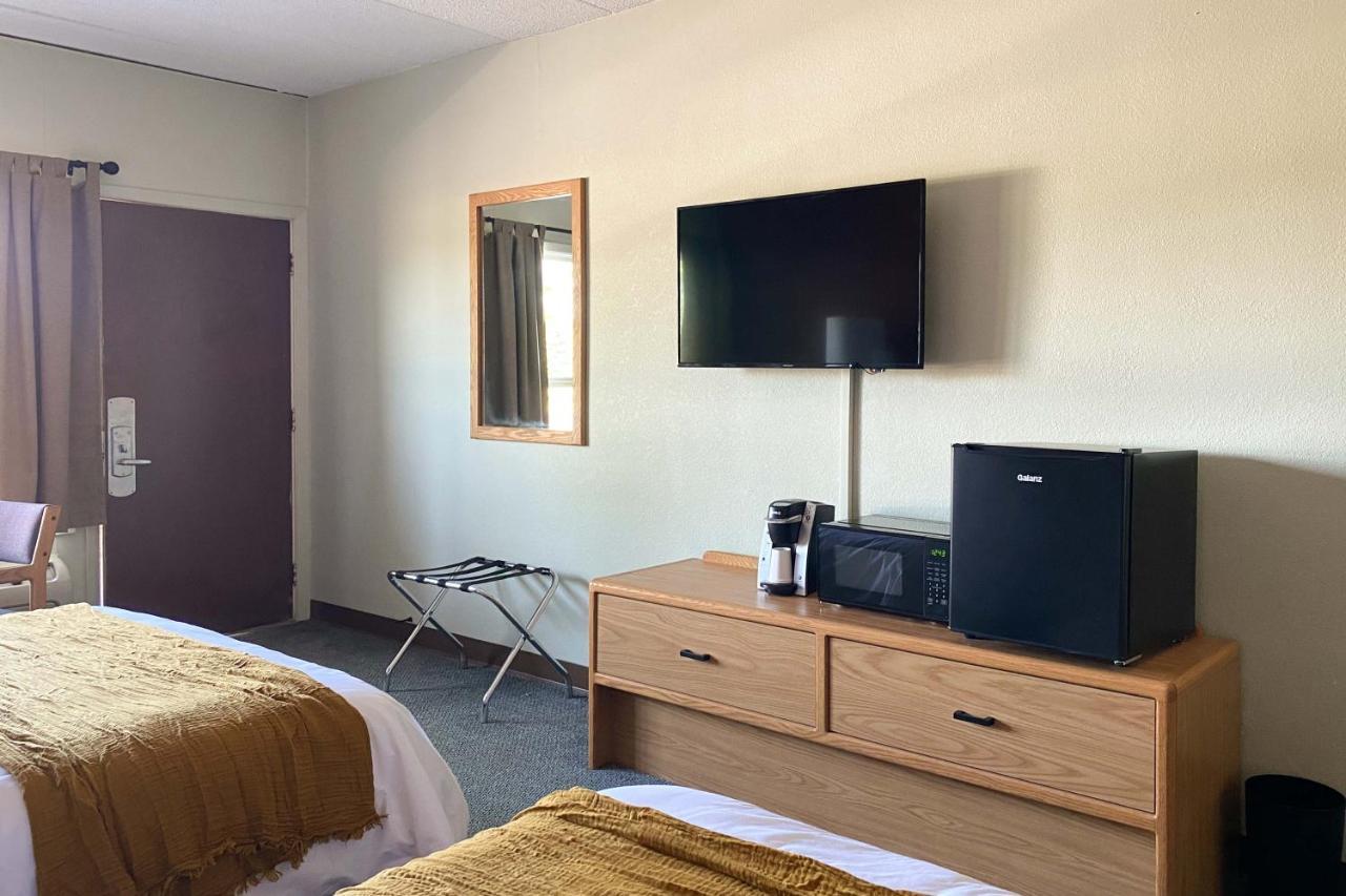 The Benson Motel - Benson, Mn - Us-12 Hwy ภายนอก รูปภาพ
